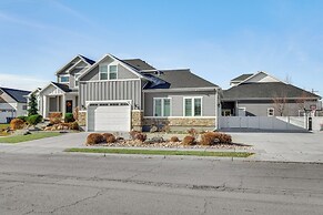 Private Pool & Hot Tub: Luxe Unit Near UTA Train!