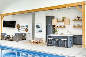 Private Pool & Hot Tub: Luxe Unit Near UTA Train!