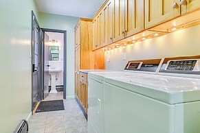 2 Mi to Dtwn: Retreat w/ Game Room in Delhi!