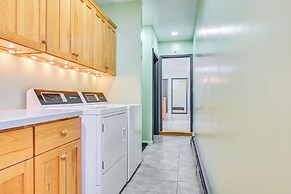 2 Mi to Dtwn: Retreat w/ Game Room in Delhi!