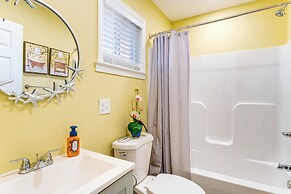 Walk Downtown: Charming Rome Abode w/ Yard!