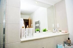 Apartment-sleeps4-streetparking-balcony-duplex