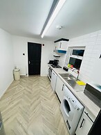 Oxford Charm Apartment-comfort in Prime Location