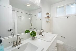 Coastal Palm Haven - With Hot Tub