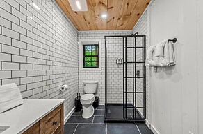 Group Getaway, Modern Cabins Sleep 16, Gatlinburg