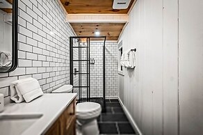 Group Getaway, Modern Cabins Sleep 16, Gatlinburg