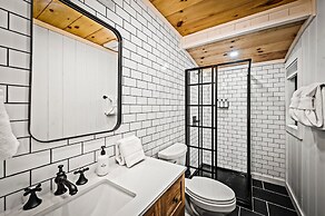 Group Getaway, Modern Cabins Sleep 16, Gatlinburg