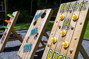 Group Getaway, Modern Cabins Sleep 16, Gatlinburg