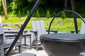 Group Getaway, Modern Cabins Sleep 16, Gatlinburg