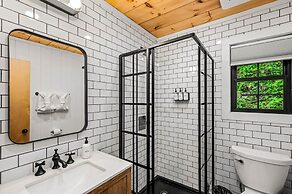 Group Getaway, Modern Cabins Sleep 16, Gatlinburg