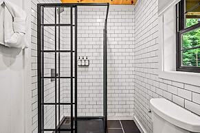 Group Getaway, Modern Cabins Sleep 16, Gatlinburg