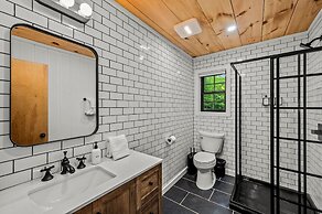 Group Getaway, Modern Cabins Sleep 16, Gatlinburg