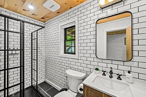 Group Getaway, Modern Cabins Sleep 16, Gatlinburg