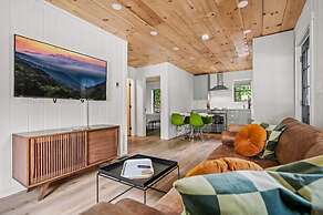 Group Getaway, Modern Cabins Sleep 16, Gatlinburg