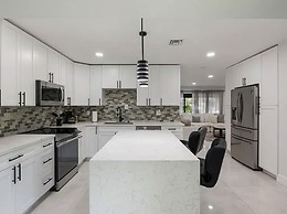 Stylish 4BR 2BA Home w Spacious Backyard in Vibrant Wilton Manors