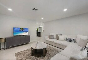 Stylish 4BR 2BA Home w Spacious Backyard in Vibrant Wilton Manors