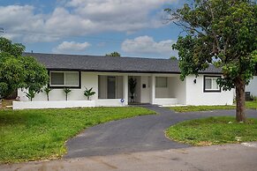 Dreamy 4BR Getaway w Private Pool Luxe Patio in Miramar