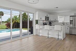 Dreamy 4BR Getaway w Private Pool Luxe Patio in Miramar