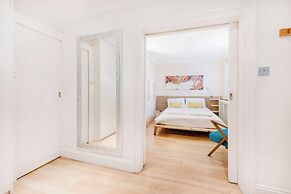 Central Apartment-sleeps 4-98 Walking Score