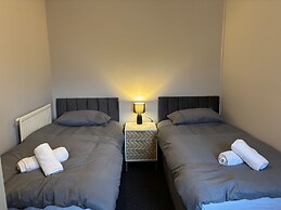 Oxford-house-sleeps 7-parking-garden