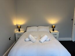 Oxford-house-sleeps 7-parking-garden