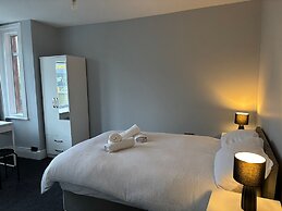 Oxford-house-sleeps 7-parking-garden