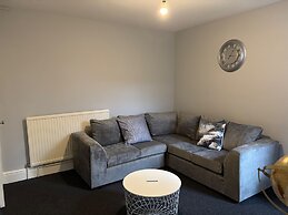 Oxford-house-sleeps 7-parking-garden