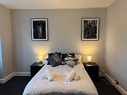 Oxford-house-sleeps 7-parking-garden