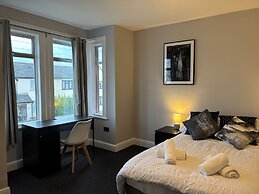 Oxford-house-sleeps 7-parking-garden