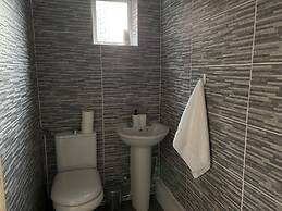 Oxford-house-sleeps 7-parking-garden