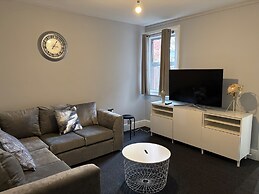 Oxford-house-sleeps 7-parking-garden