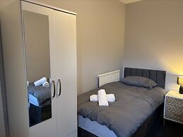 Oxford-house-sleeps 7-parking-garden