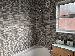 Oxford-house-sleeps 7-parking-garden