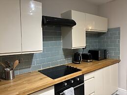 Oxford-house-sleeps 7-parking-garden