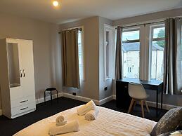 Oxford-house-sleeps 7-parking-garden