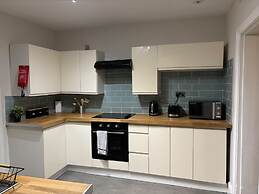 Oxford-house-sleeps 7-parking-garden