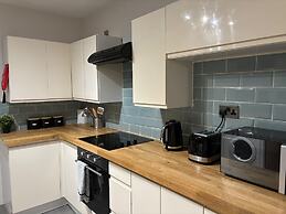 Oxford-house-sleeps 7-parking-garden