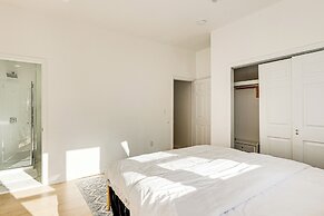 1 Mi to Prudential Center: Remote Work-ready Apt