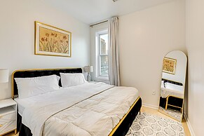 1 Mi to Prudential Center: Remote Work-ready Apt