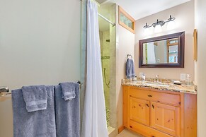 Mountain Views: Peaceful Bainbridge Island Retreat