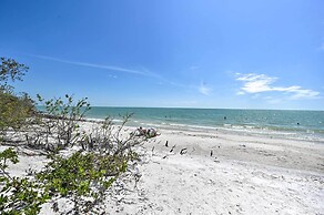 Beachfront Condo w/ Bay View in Fort Myers Beach!