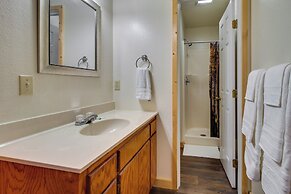 Walk to White River: Mountain View Family Cabin!