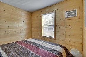 Walk to White River: Mountain View Family Cabin!