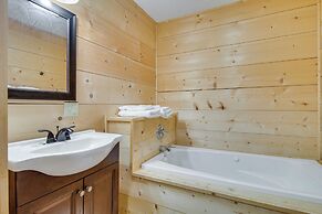 Walk to White River: Mountain View Family Cabin!