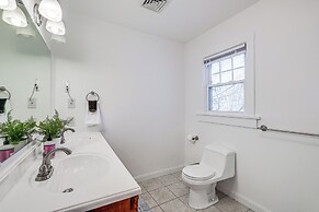 < 3 Mi to Dtwn Roanoke: Inviting Unit w/ Balcony