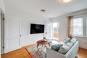 < 3 Mi to Dtwn Roanoke: Inviting Unit w/ Balcony
