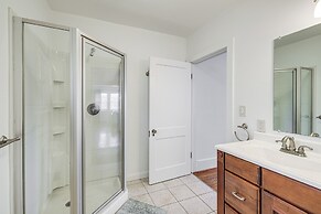 < 3 Mi to Dtwn Roanoke: Inviting Unit w/ Balcony