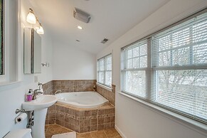 < 3 Mi to Dtwn Roanoke: Inviting Unit w/ Balcony