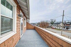 < 3 Mi to Dtwn Roanoke: Inviting Unit w/ Balcony