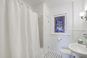 < 3 Mi to Dtwn Roanoke: Inviting Unit w/ Balcony